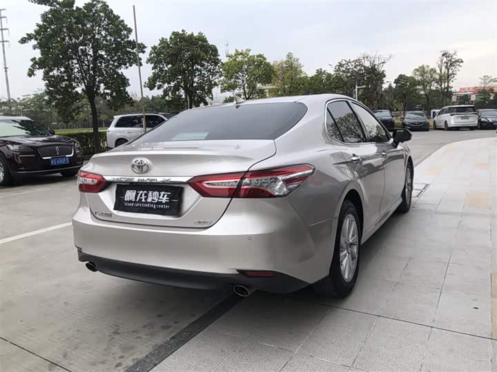 Фото 7 - Toyota Camry