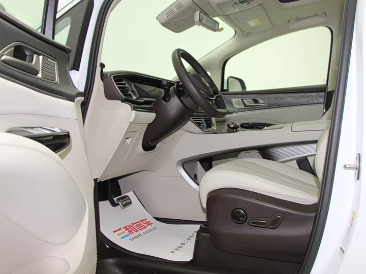 Фото 7 - Denza D9