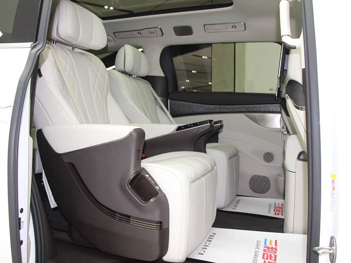 Фото 9 - Denza D9