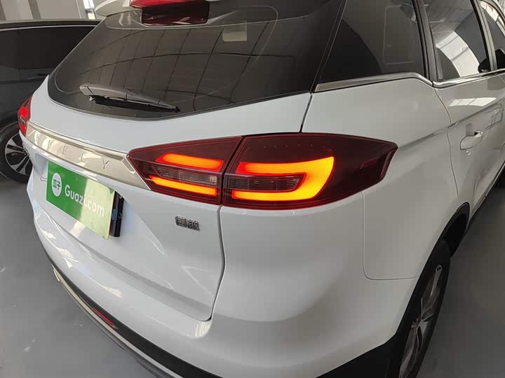 Фото 8 - Geely Atlas