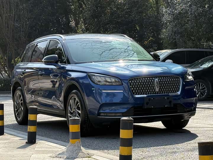 Фото 2 - Lincoln Corsair