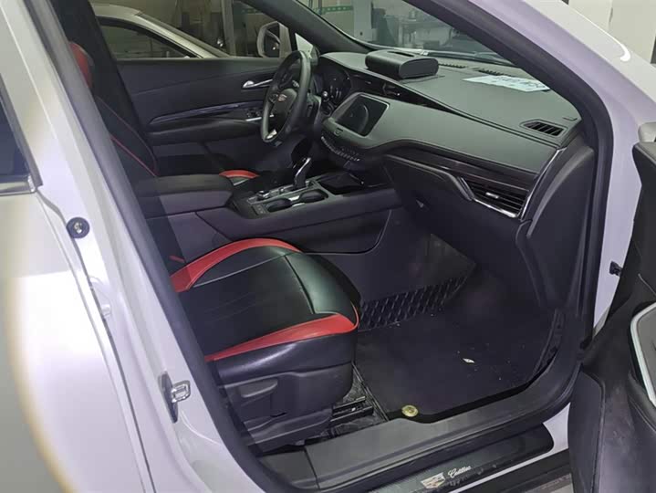 Фото 8 - Cadillac XT4