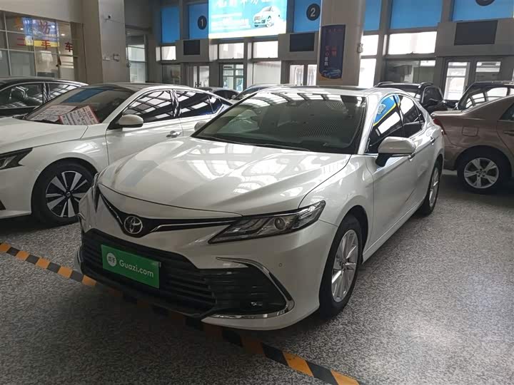 Фото 2 - Toyota Camry