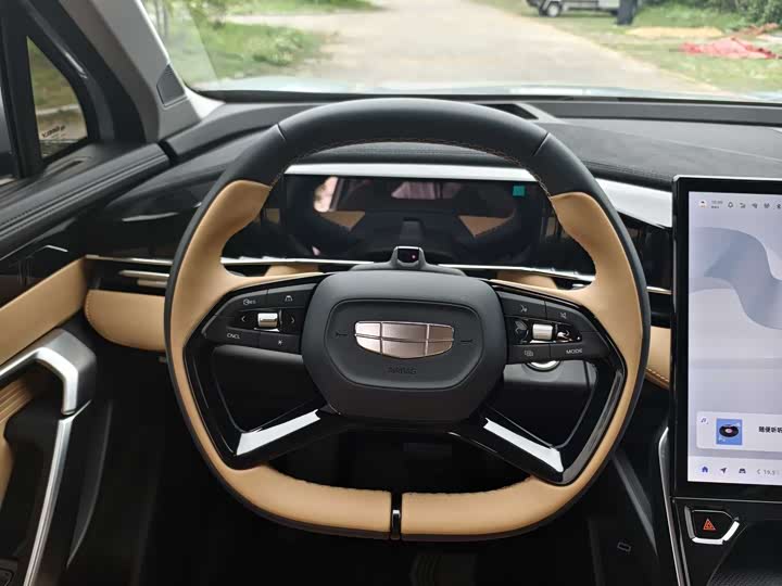 Фото 7 - Geely Atlas L