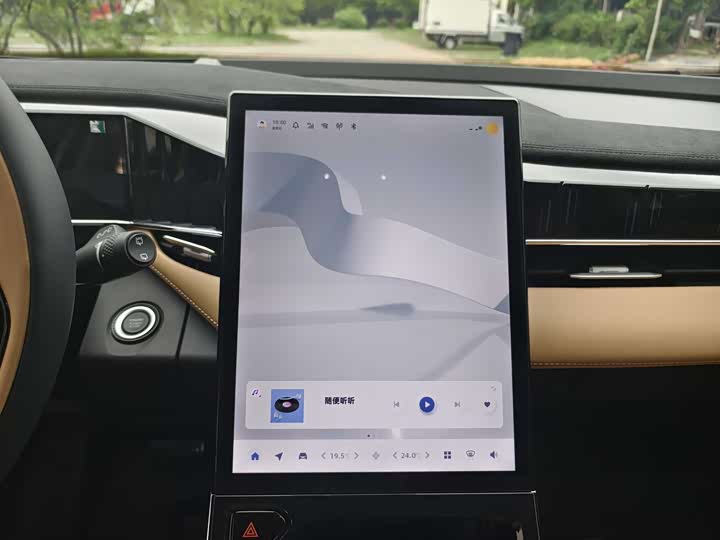 Фото 8 - Geely Atlas L