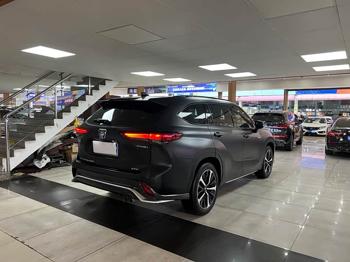 Фото 9 - Toyota Crown Kluger