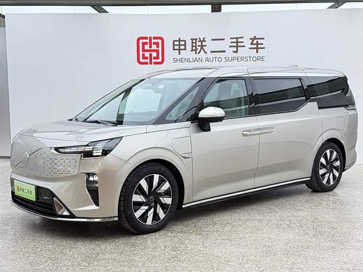 Фото 1 - Volvo EM90