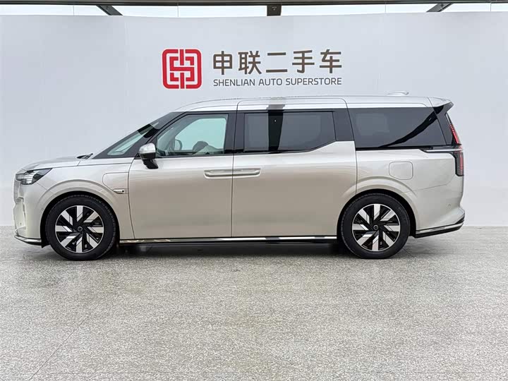 Фото 3 - Volvo EM90