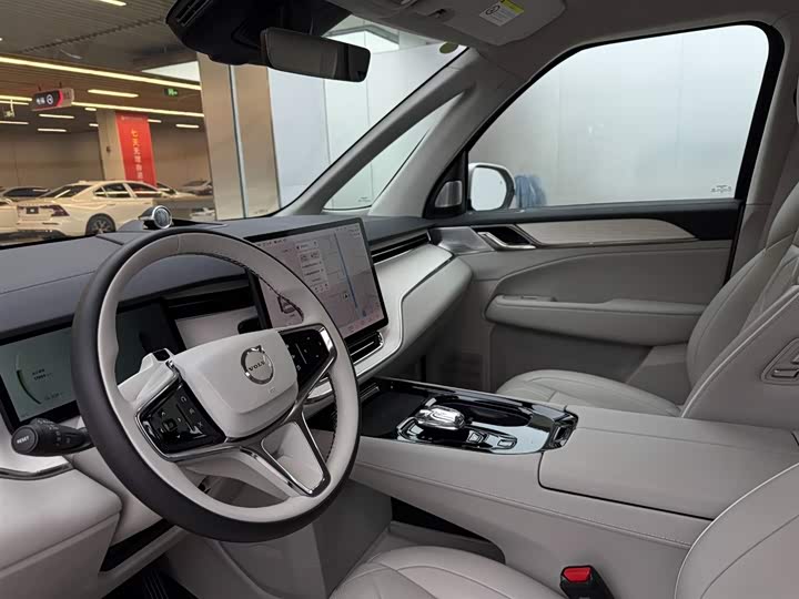 Фото 6 - Volvo EM90