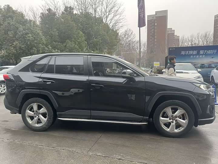 Фото 4 - Toyota RAV4