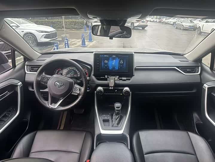 Фото 8 - Toyota RAV4