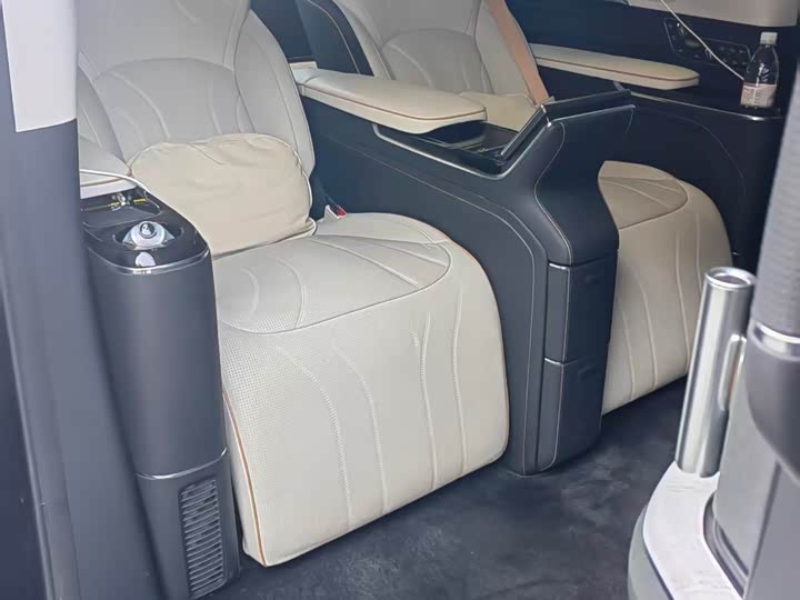 Фото 2 - Zeekr 009