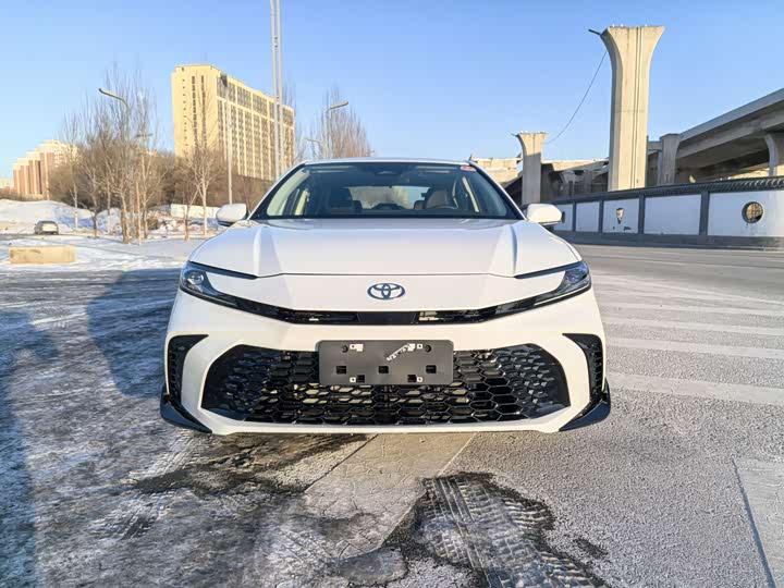 Фото 2 - Toyota Camry