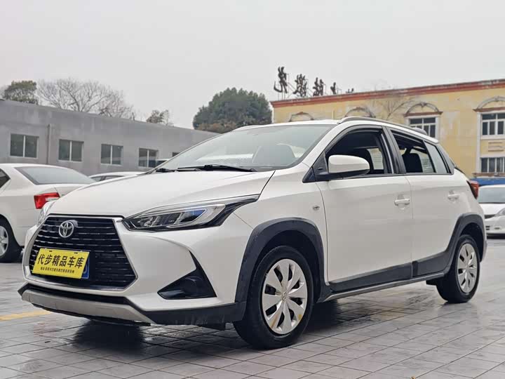 Фото 1 - Toyota Yaris L Hatchback