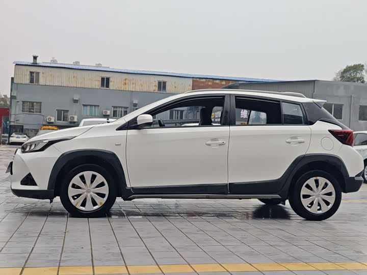 Фото 4 - Toyota Yaris L Hatchback