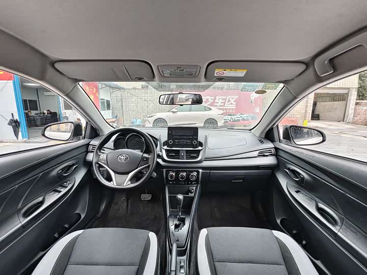 Фото 6 - Toyota Yaris L Hatchback