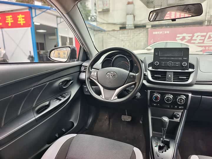 Фото 8 - Toyota Yaris L Hatchback