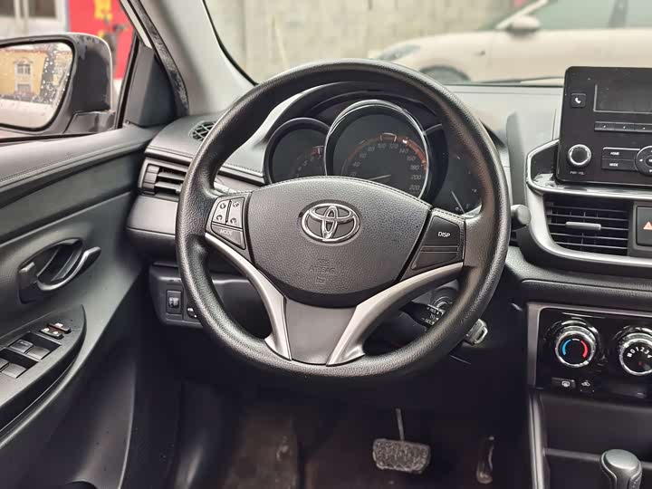 Фото 9 - Toyota Yaris L Hatchback