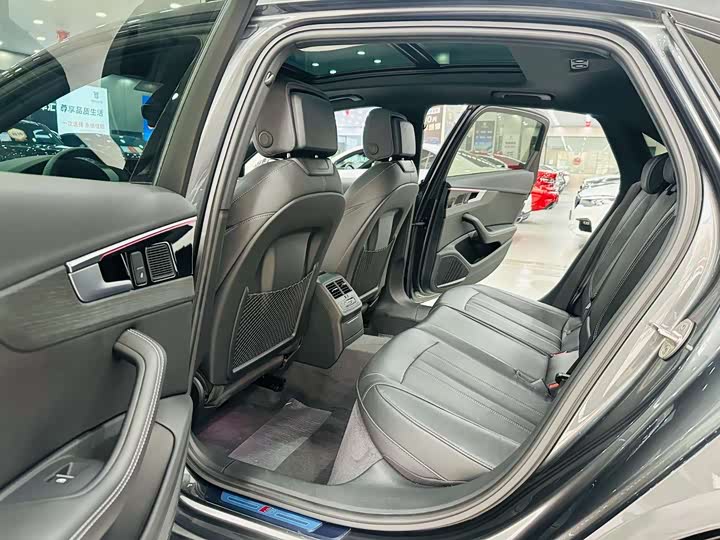 Фото 6 - Audi A4L