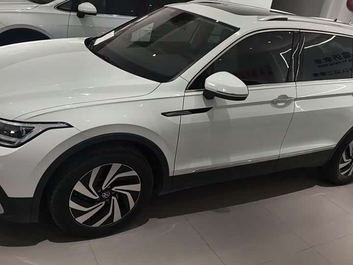 Фото 2 - Volkswagen Tiguan L Pro