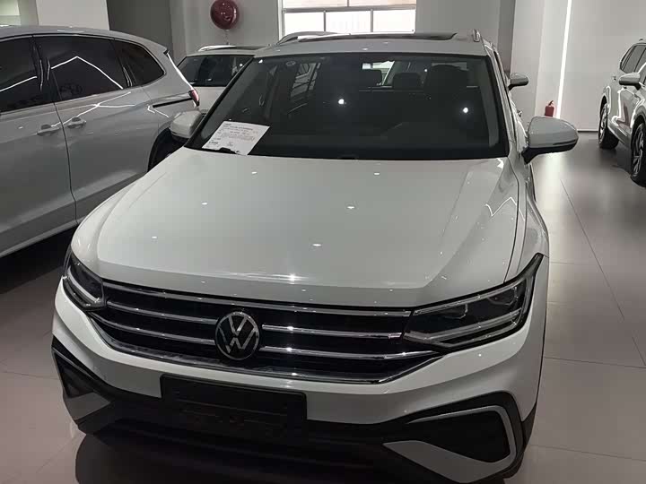 Фото 3 - Volkswagen Tiguan L Pro