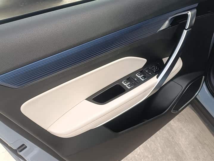 Фото 7 - Geely Atlas