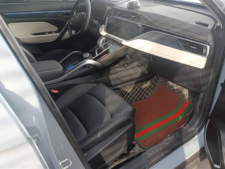 Фото 8 - Geely Atlas