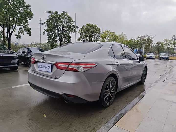 Фото 4 - Toyota Camry