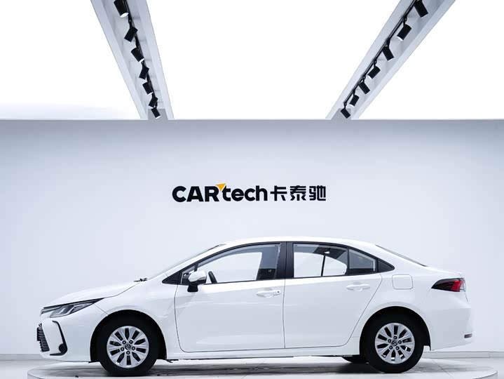 Фото 2 - Toyota Corolla