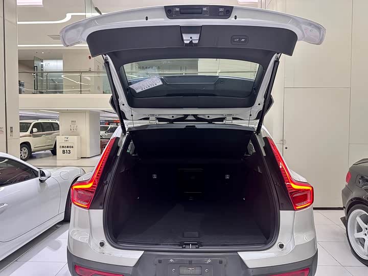 Фото 8 - Volvo XC40