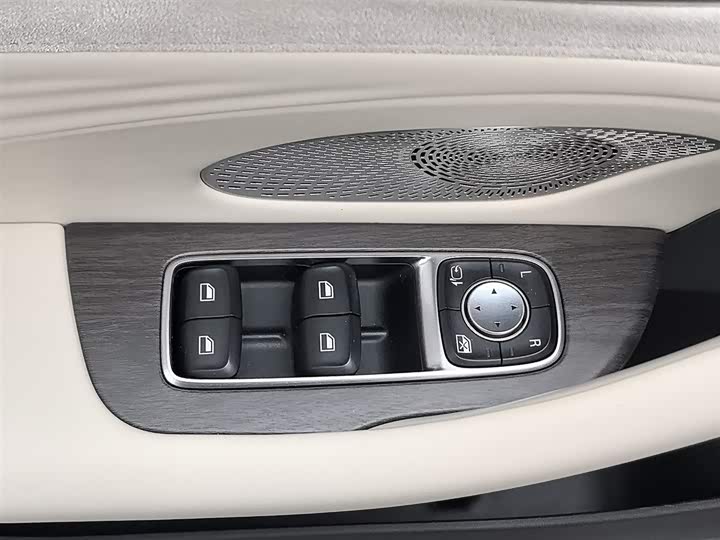 Фото 9 - Roewe D7