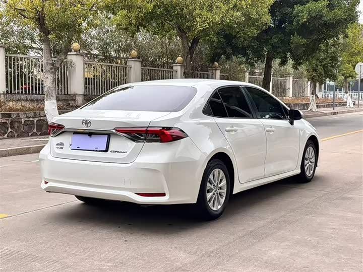 Фото 9 - Toyota Corolla