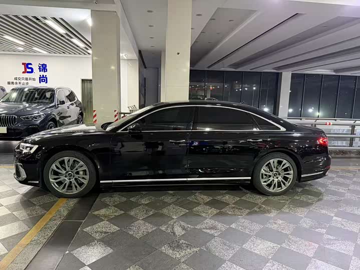 Фото 3 - Audi A8