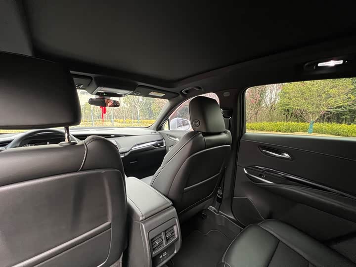 Фото 8 - Cadillac XT4