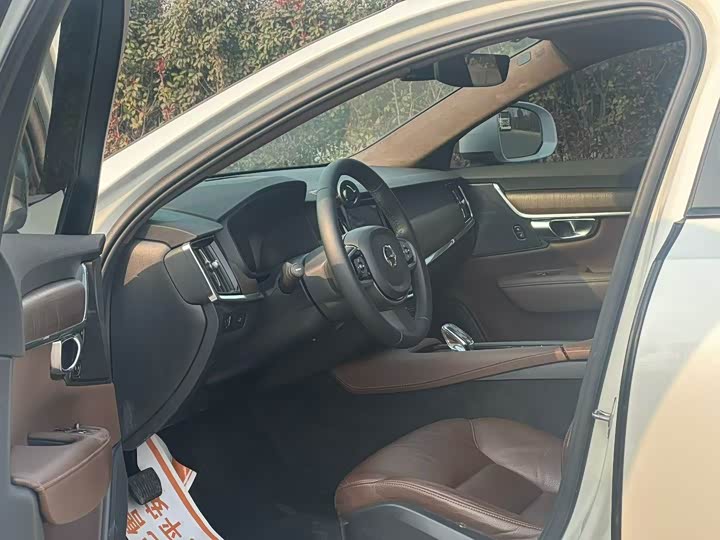 Фото 8 - Volvo V90