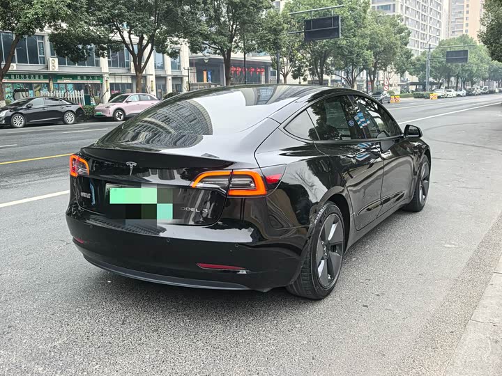 Фото 4 - Tesla Model 3