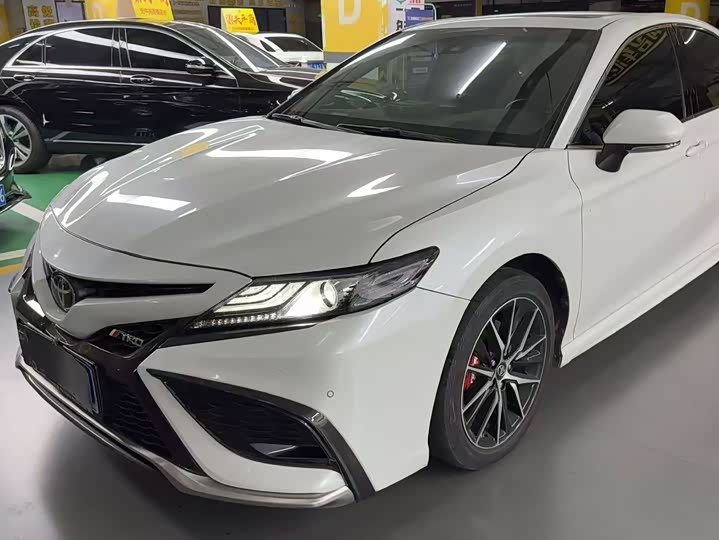 Фото 1 - Toyota Camry