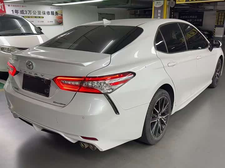 Фото 2 - Toyota Camry