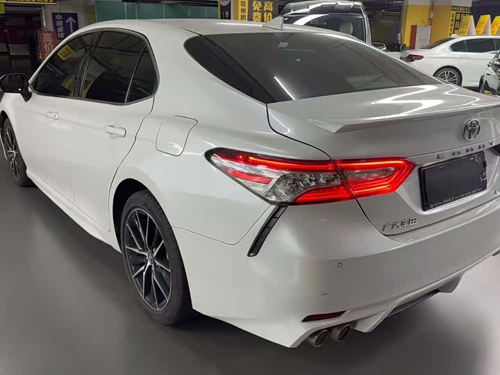 Фото 3 - Toyota Camry