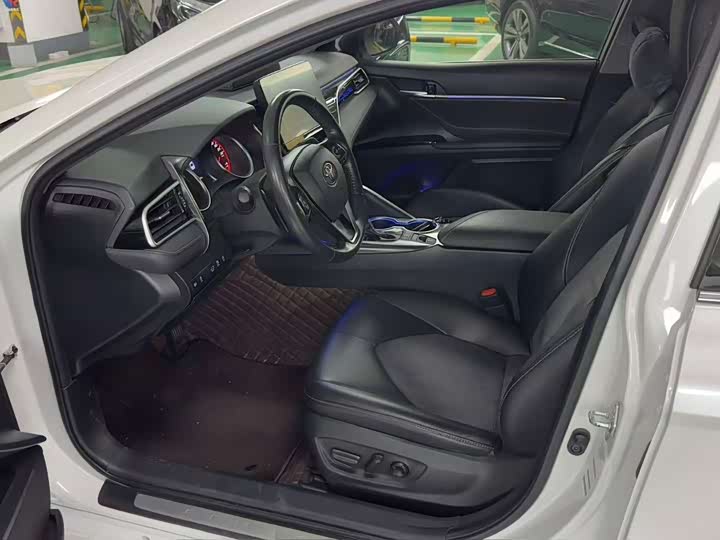 Фото 5 - Toyota Camry