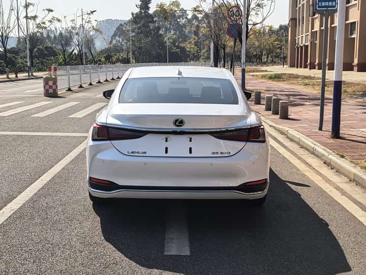 Фото 4 - Lexus ES