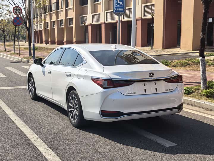 Фото 5 - Lexus ES