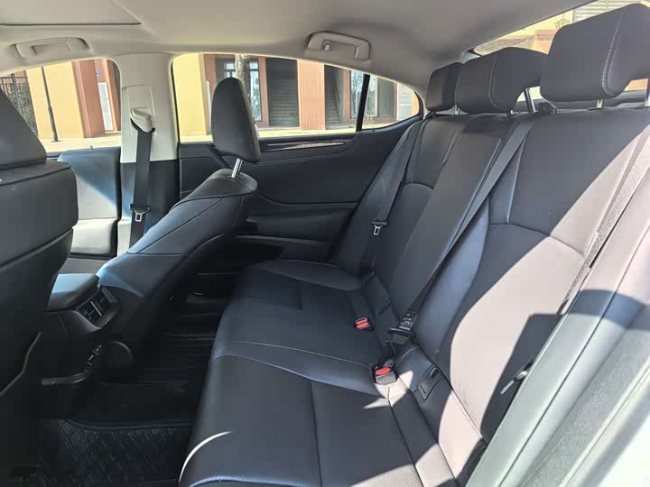 Фото 8 - Lexus ES