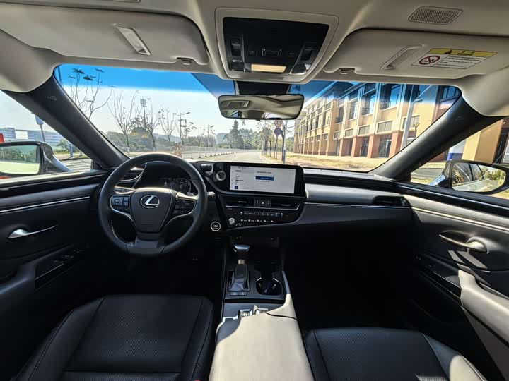 Фото 9 - Lexus ES