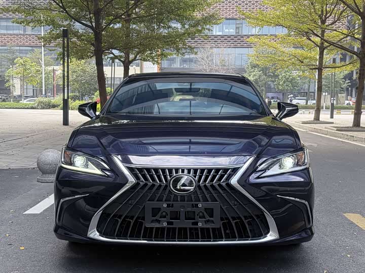 Фото 2 - Lexus ES