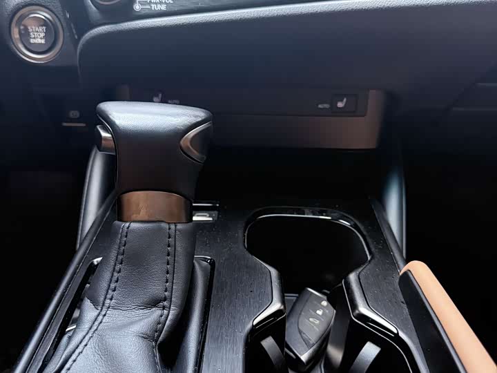 Фото 7 - Lexus ES