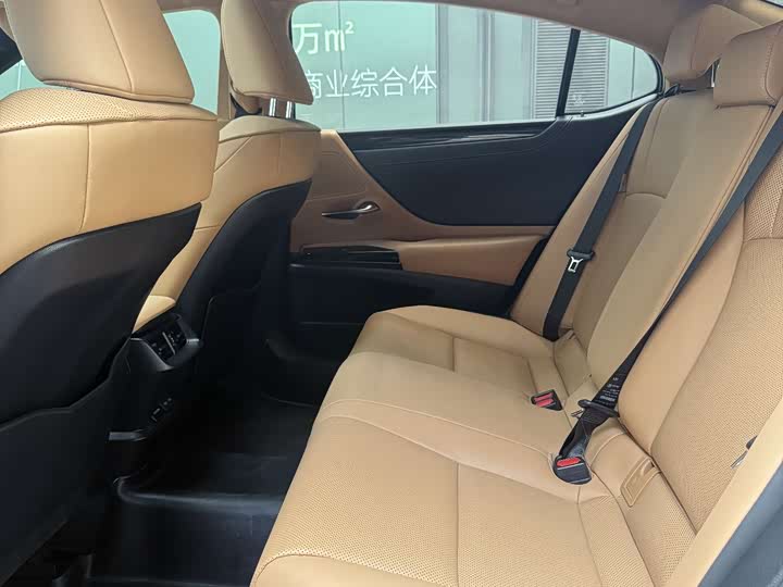 Фото 8 - Lexus ES