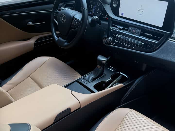 Фото 9 - Lexus ES