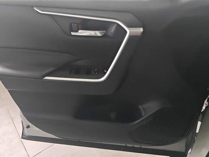 Фото 7 - Toyota RAV4