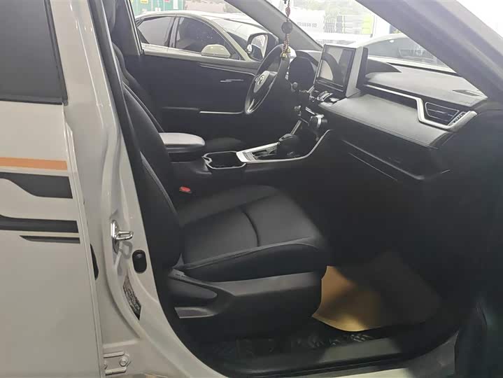 Фото 8 - Toyota RAV4